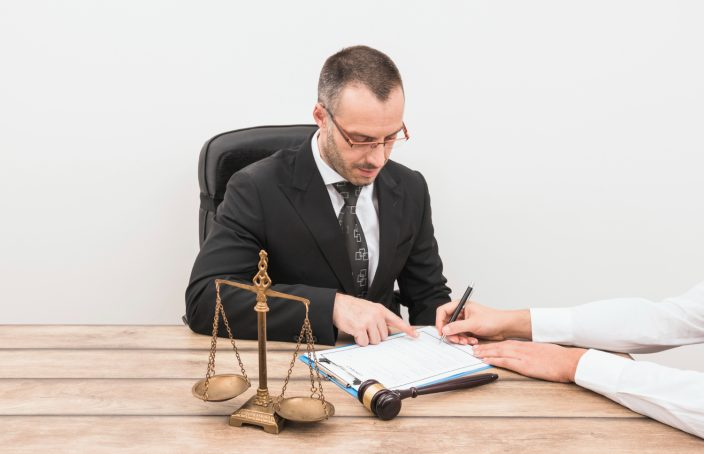 Quels sont les rôles de l’avocat en défense pénale lorsque son client fait l’objet d’accusations criminelles ?