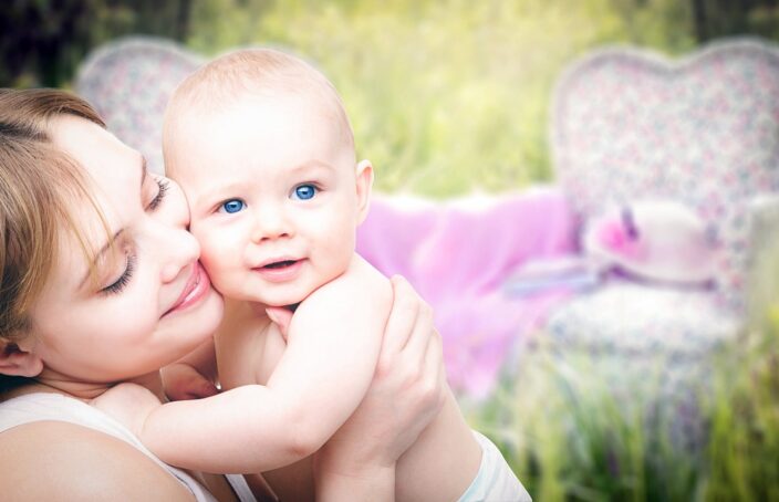 Conseils pour les Jeunes Mamans : Traverser la Maternité avec Confiance et Sérénité