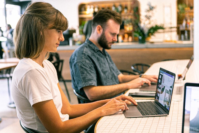 Magazine Promotion Entreprises et Commerces : Un Outil Puissant pour Booster la Visibilité des Acteurs Économiques